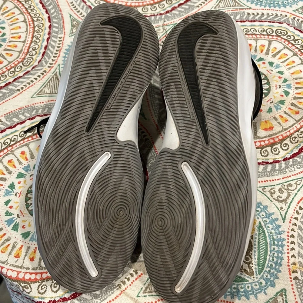 Nike Team Hustle size 6Y leather shoes